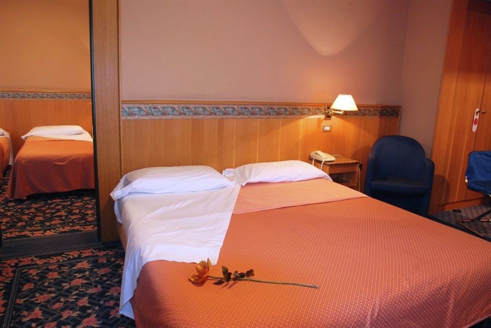 Hotel Oleggio Malpensa Bagian luar foto